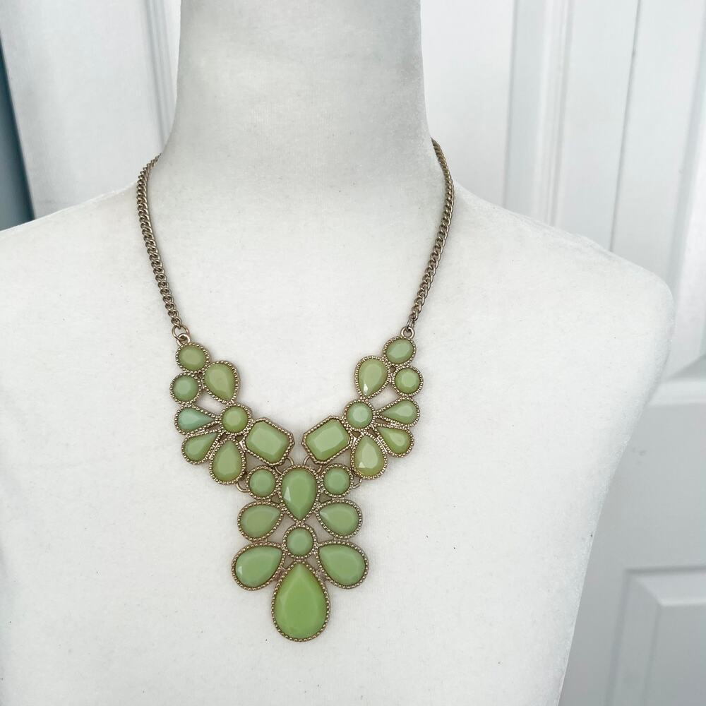 🍭6/$30 Pale green acrylic bib statement necklace on gold tone adjustable chain